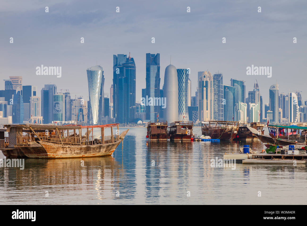Los barcos por el horizonte de rascacielos en Doha, Qatar Foto de stock