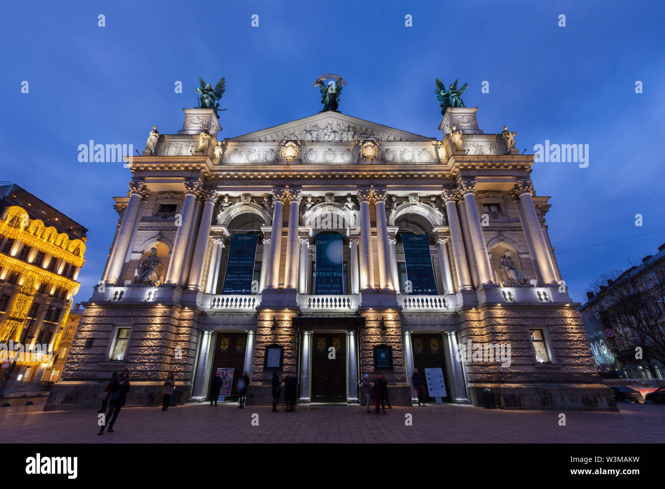 Ángulo de visión baja de Lviv, el Teatro de Ópera y Ballet al atardecer en Lviv, Ucrania Foto de stock