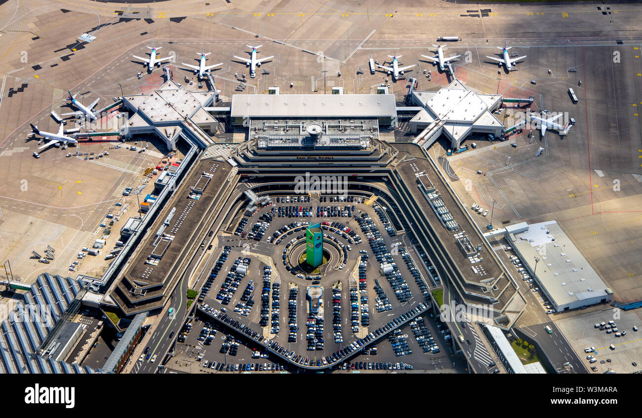 Foto aérea del aeropuerto de Colonia/Bonn "Konrad Adenauer" con el manejo de los dedos, puertas con chorros de viajes, aviones, commerci internacional Foto de stock