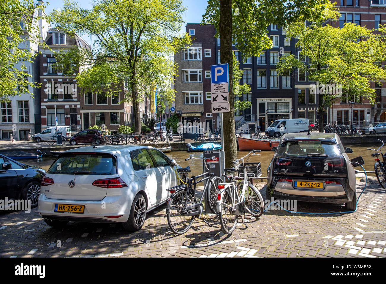 Amsterdam, Países Bajos, centro de la ciudad, Casco antiguo de la ciudad, el Herengracht, estacionamiento para vehículos eléctricos, estación de carga, Foto de stock