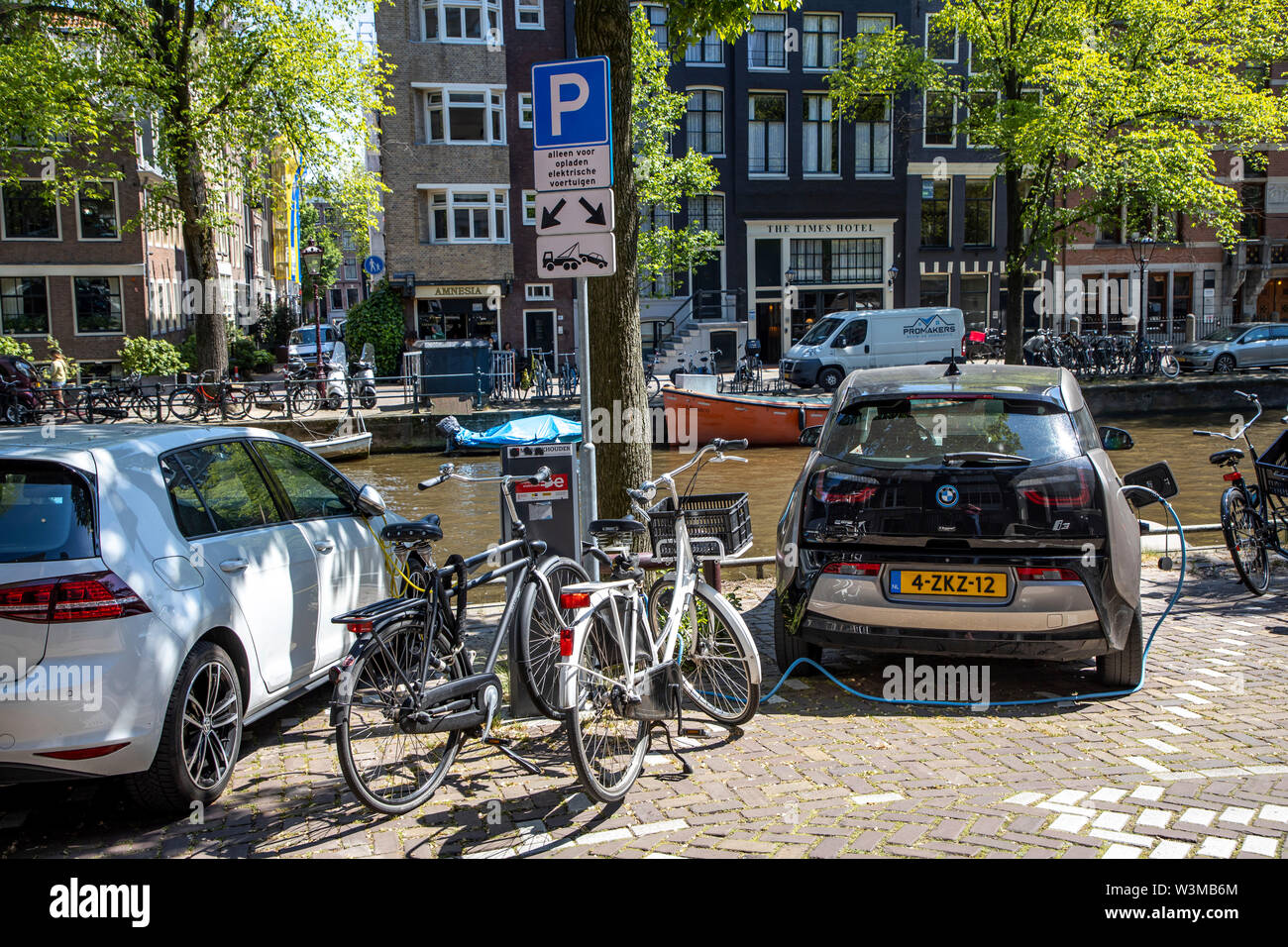 Amsterdam, Países Bajos, centro de la ciudad, Casco antiguo de la ciudad, el Herengracht, estacionamiento para vehículos eléctricos, estación de carga, Foto de stock