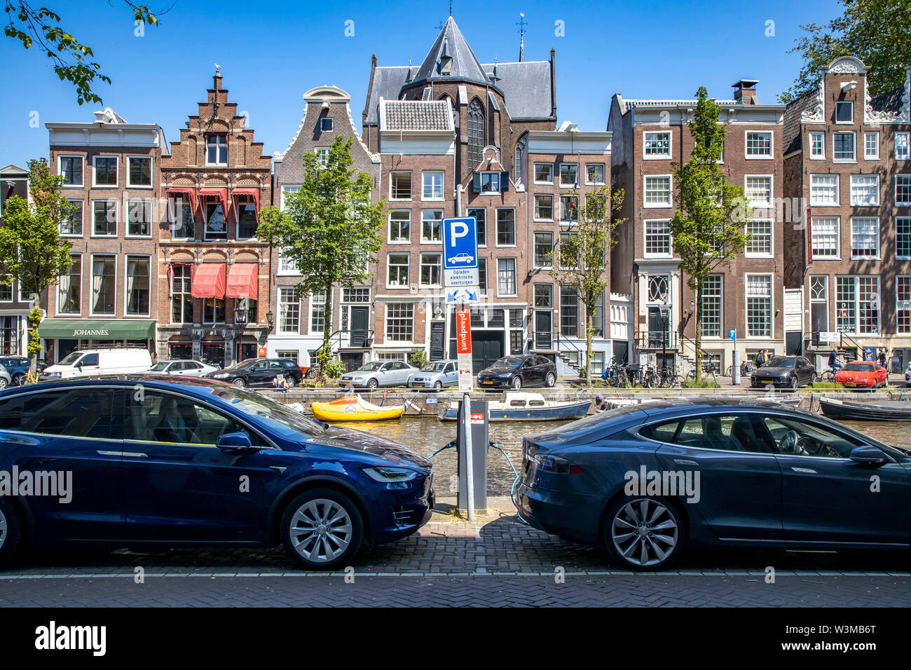Amsterdam, Niederland, Innenstadt, Altstadt, Herengracht, Parkplatz für Elektrofahrzeuge, Ladestation, Foto de stock