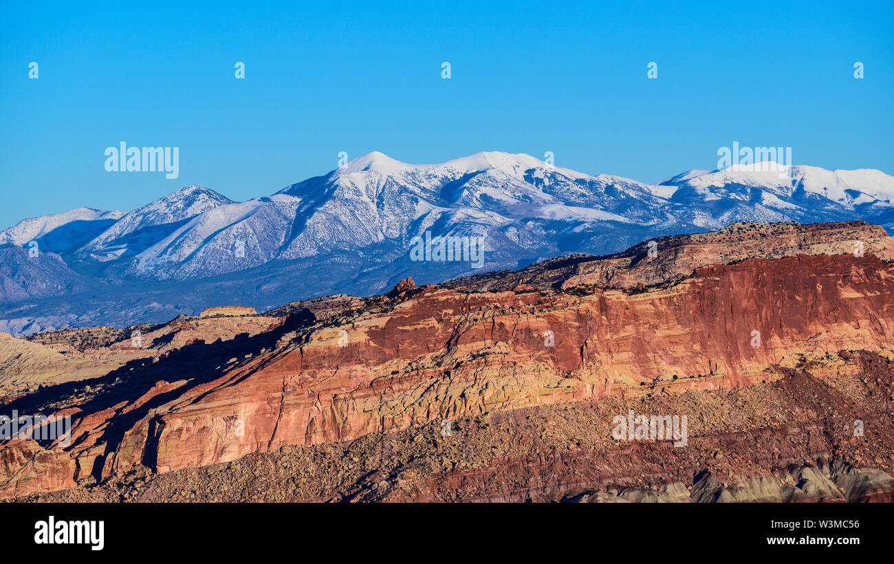 Formaciones rocosas y paisajes de montaña en el Parque Nacional Capitol Reef, EE.UU. Foto de stock