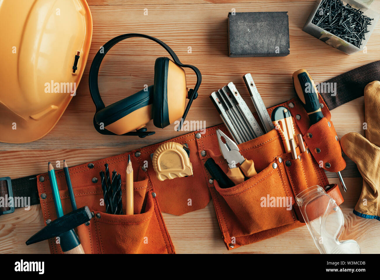 Hombre Trabajador Con Cinturón De Herramientas. Mano Masculina Y  Herramientas Para La Renovación De La Habitación De La Casa. Concepto De  Renovación Del Hogar Fotos, retratos, imágenes y fotografía de archivo  libres