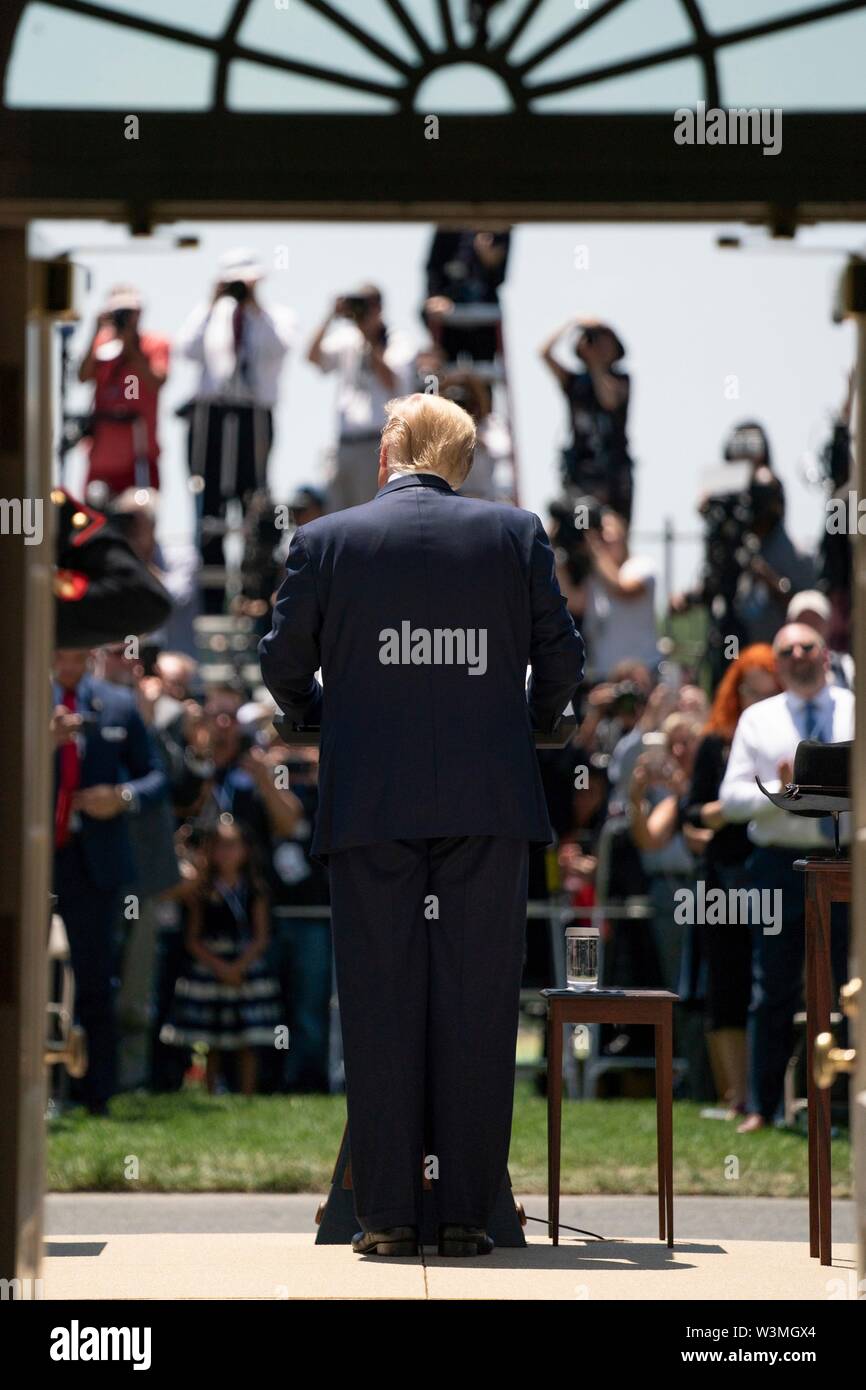 Presidente estadounidense Donald Trump ofrece comentarios durante la exhibición de productos hechos en Estados Unidos en el Jardín Sur de la Casa Blanca el 15 de julio de 2019 en Washington, DC. Foto de stock