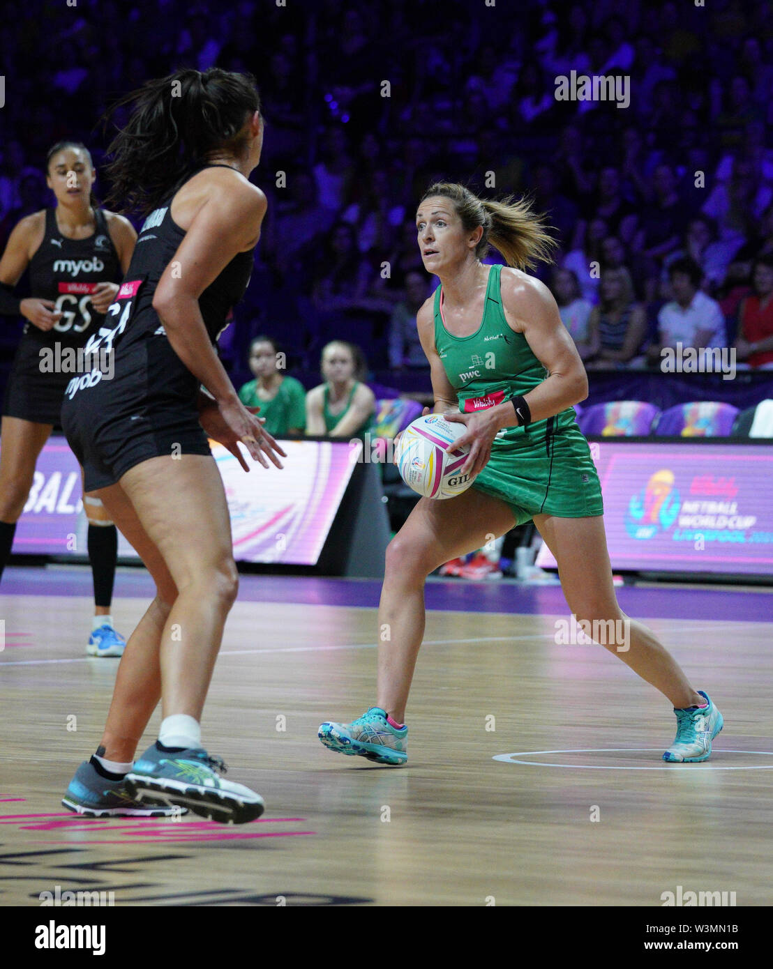 Caroline O'Hanlon (Irlanda) en acción durante la vitalidad Netball World Cup 2019 a M&S Bank Arena, Liverpool, Reino Unido.Nueva Zelandia beat Irlanda: 77-28 Foto de stock
