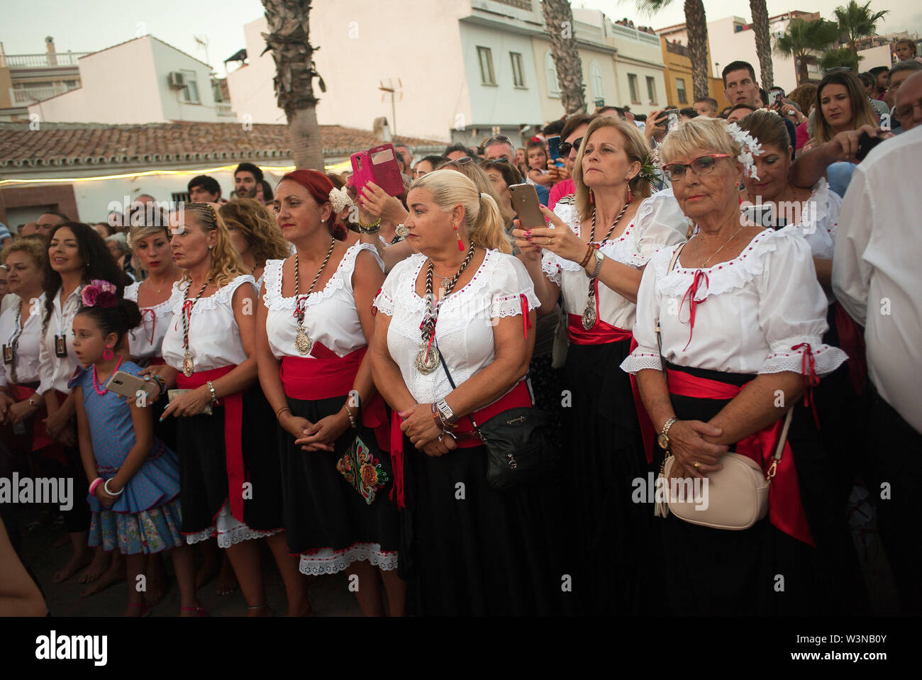Málaga, España. El 17 de julio, 2019. Las mujeres vestidas con trajes  tradicionales participan en la procesión de la Virgen del Carmen en Rincon  de la Victoria. Cada año, el 16 de