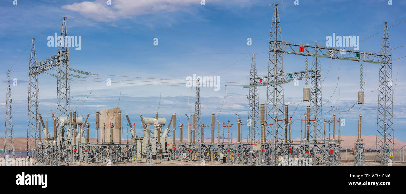 Las líneas de alimentación y Susbstations en medio del desierto para la generación de energía renovable Foto de stock