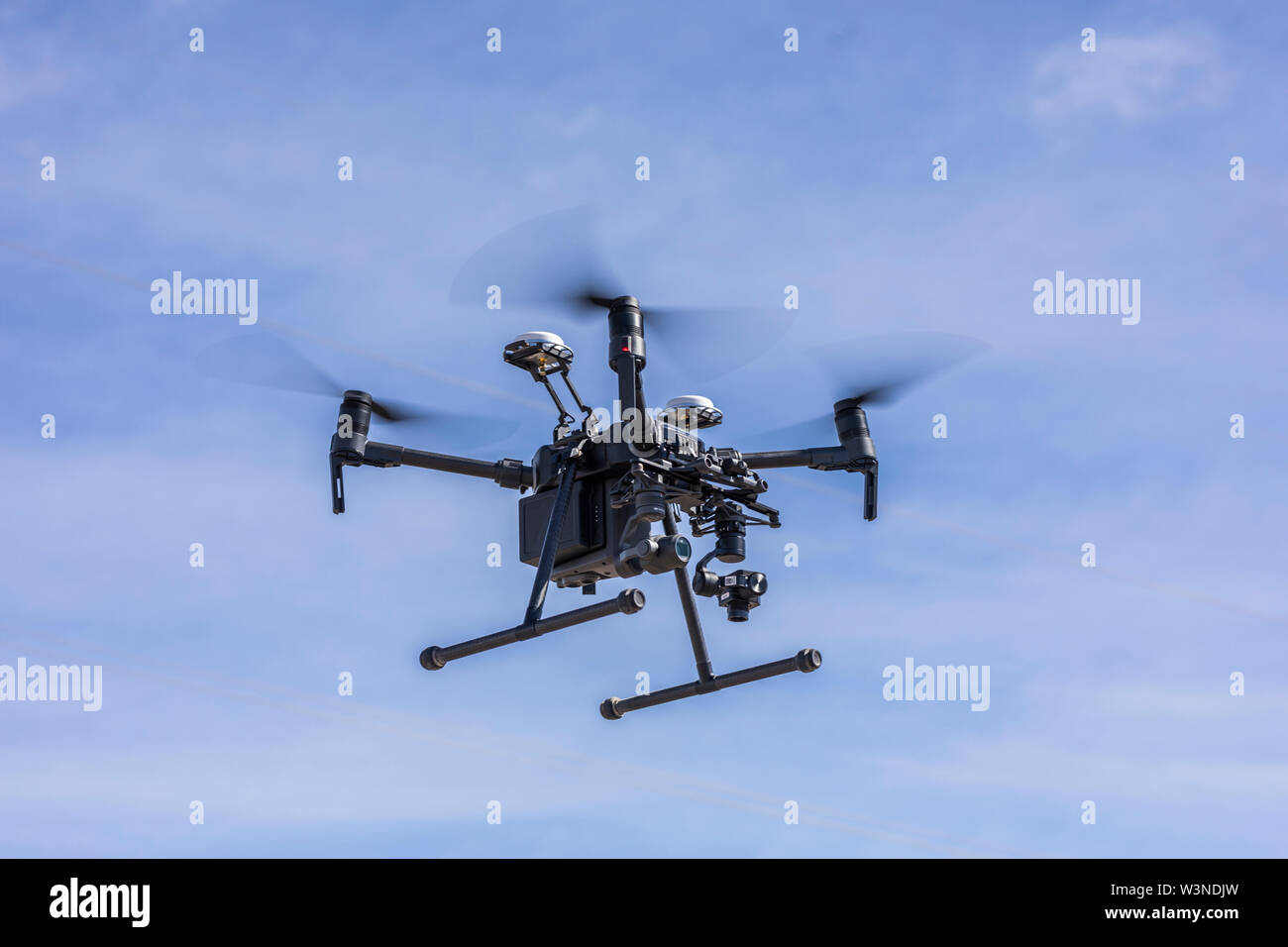 Drone volando y trabajar por la ortofoto análisis térmico de plantas  fotovoltaicas con visual y una cámara térmica. UAV se utilizan para las  inspecciones aéreas de energía solar Fotografía de stock -
