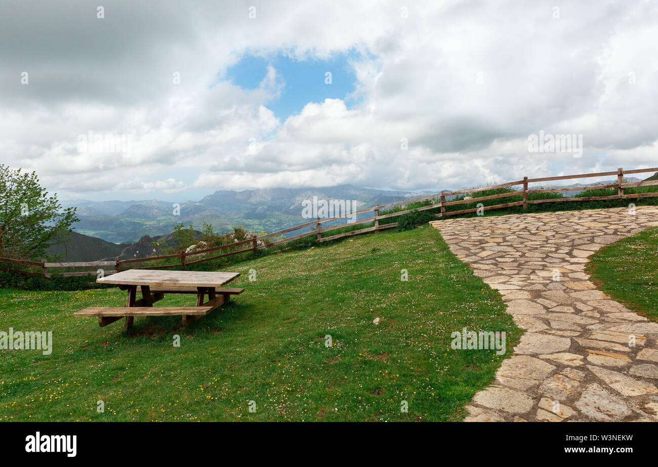 Hermosas vistas de los Picos de Europa España Foto de stock