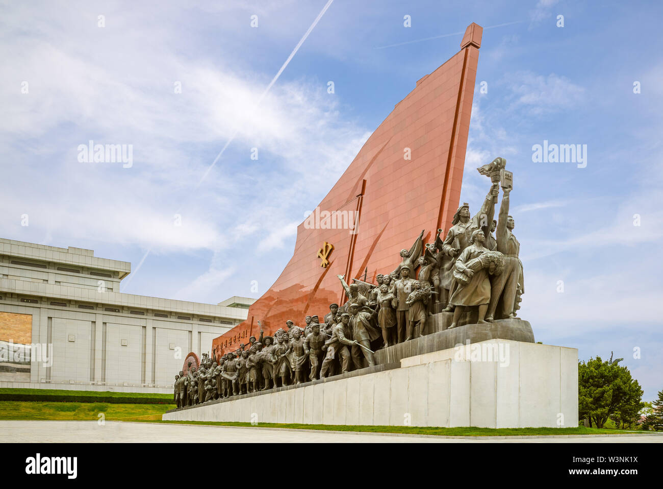Pyongyang, Corea del Norte - Abril 29, 2019: la colina Mansu gran monumento, originalmente dedicado en abril de 1972 en honor de Kim Il Sung por su 60 cumpleaños. Foto de stock