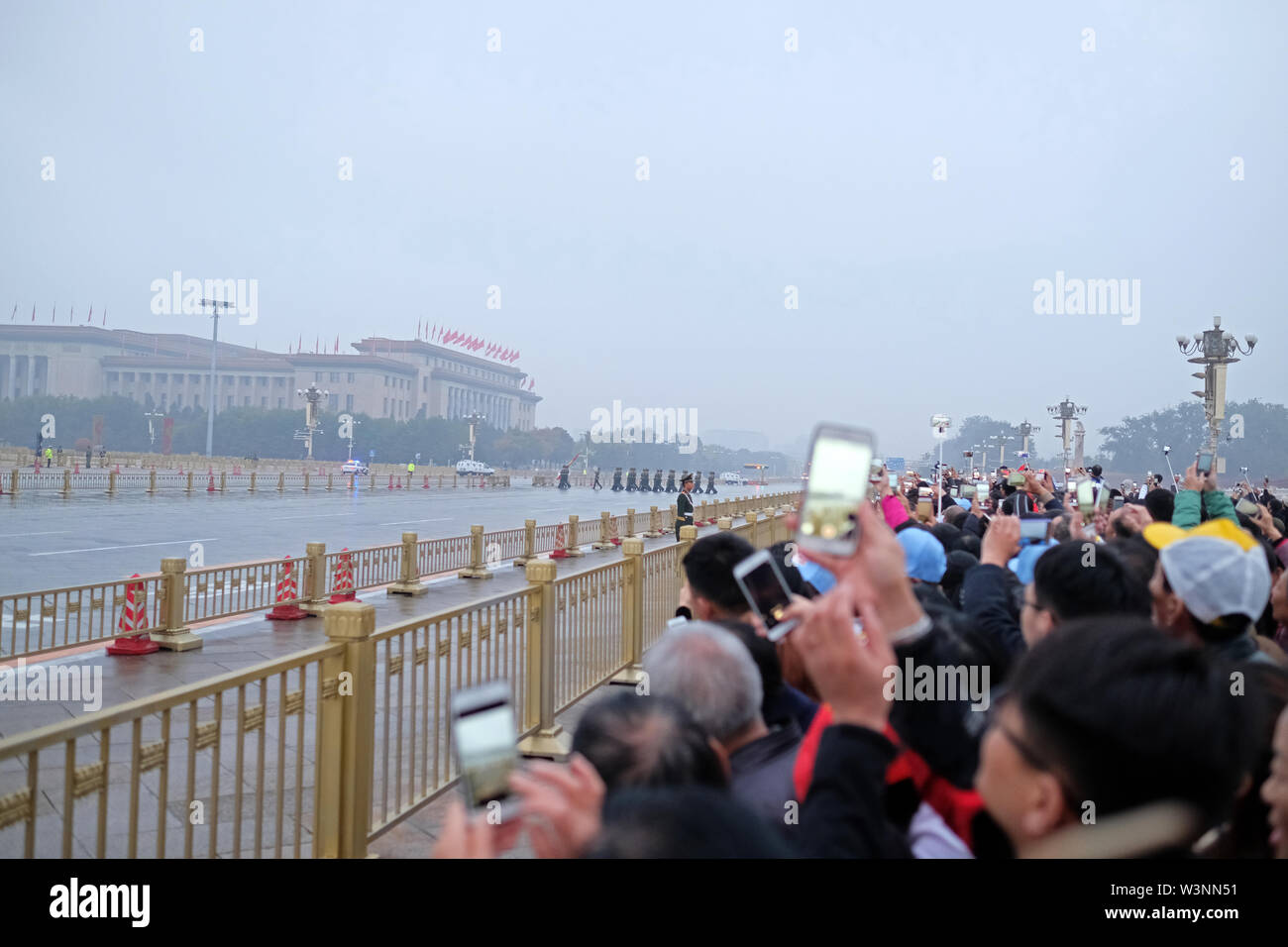 Mucha gente con cámaras y teléfonos móviles fuera de la Ciudad Prohibida en Beijing Foto de stock