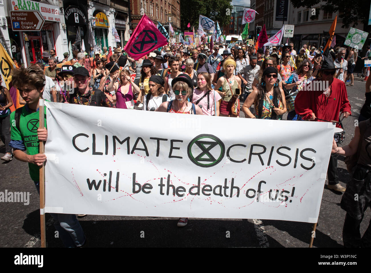 Bristol, Reino Unido. El 15 de julio de 2019. Cientos de extinción rebelión manifestantes bloquean Puente Bristol con un barco de vela rosa y marcha por las calles Foto de stock