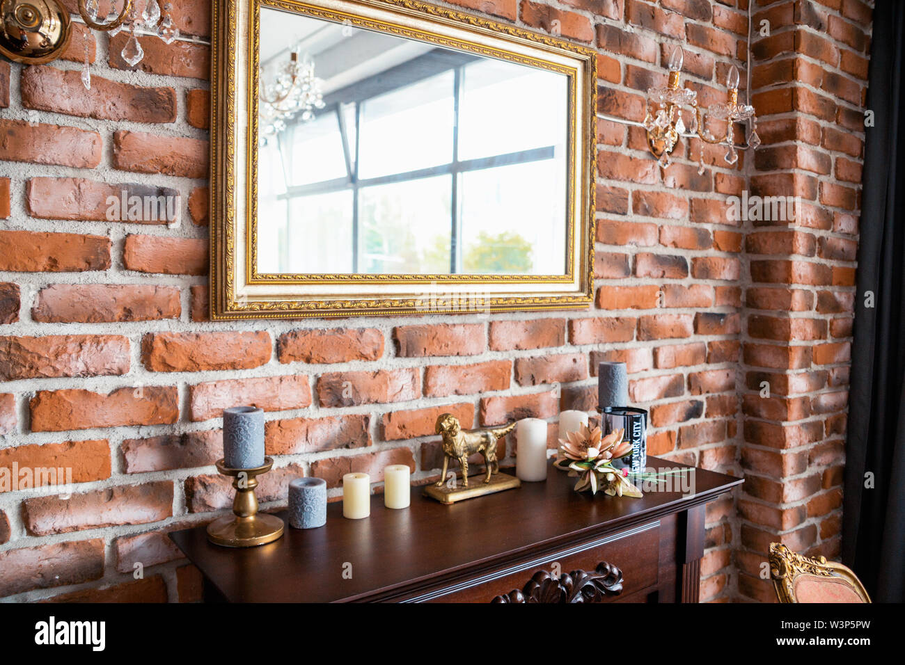pared de ladrillo con un espejo Fotografía de stock - Alamy