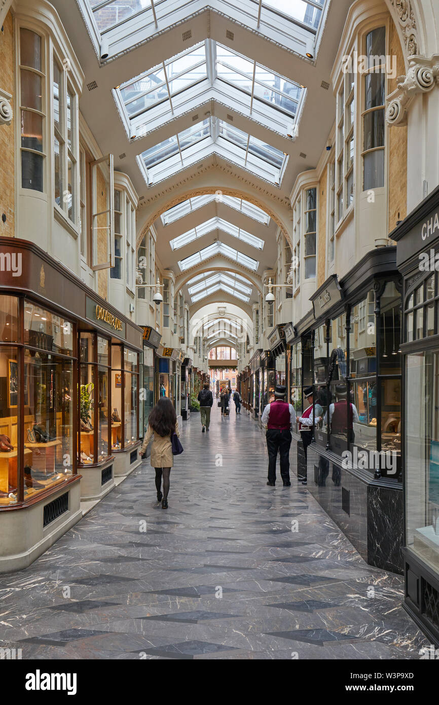 Londres - Mayo 17, 2019: Burlington Arcade interior con personas y tiendas de lujo en Londres, Inglaterra. Foto de stock