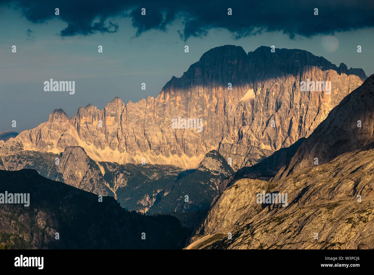 Luz del sol al atardecer en Monte Civetta (lado noroeste) pico de montaña. Los Dolomitas. Alpes italianos. Europa. Foto de stock