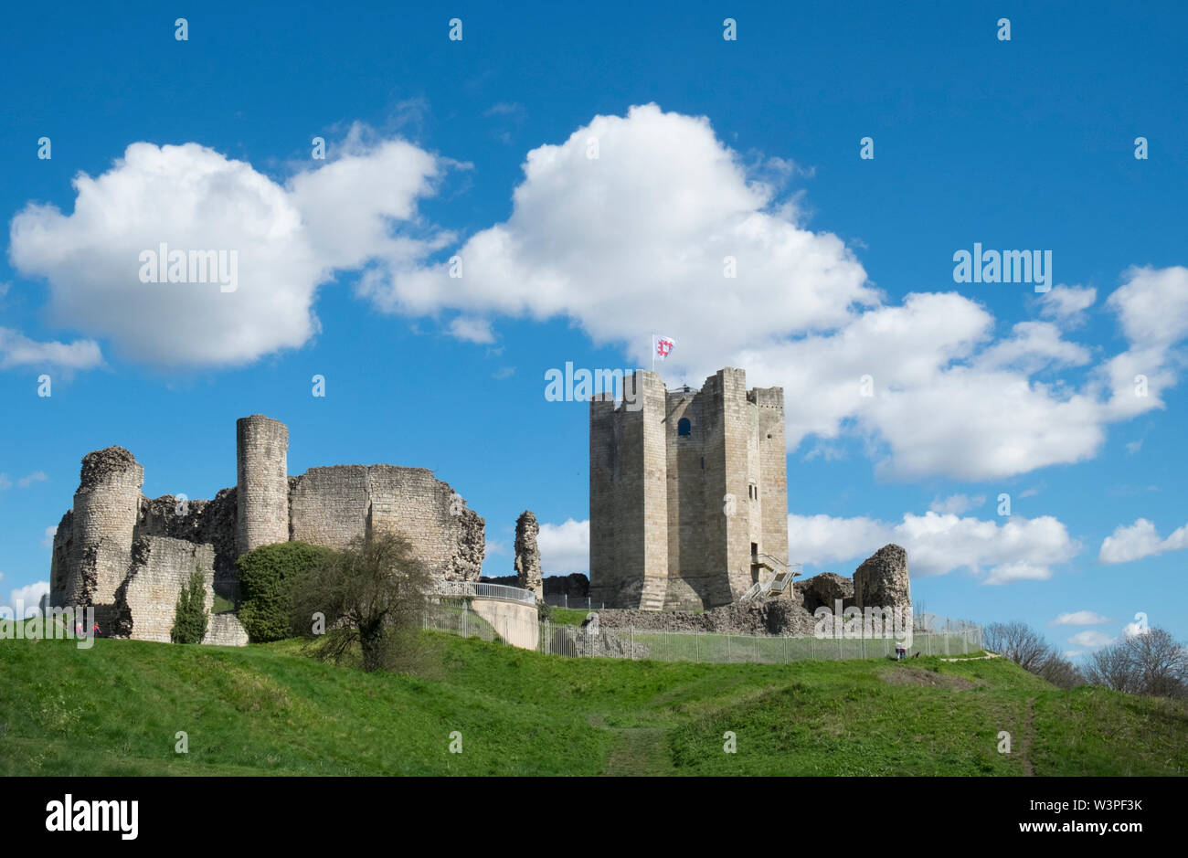 Castillo de Conisbrough, Conisbrough, South Yorkshire, Reino Unido el 17 de abril de 2016 el castillo medieval que se erige entre Rotherham y Doncaster se encuentra ahora en la ca Foto de stock