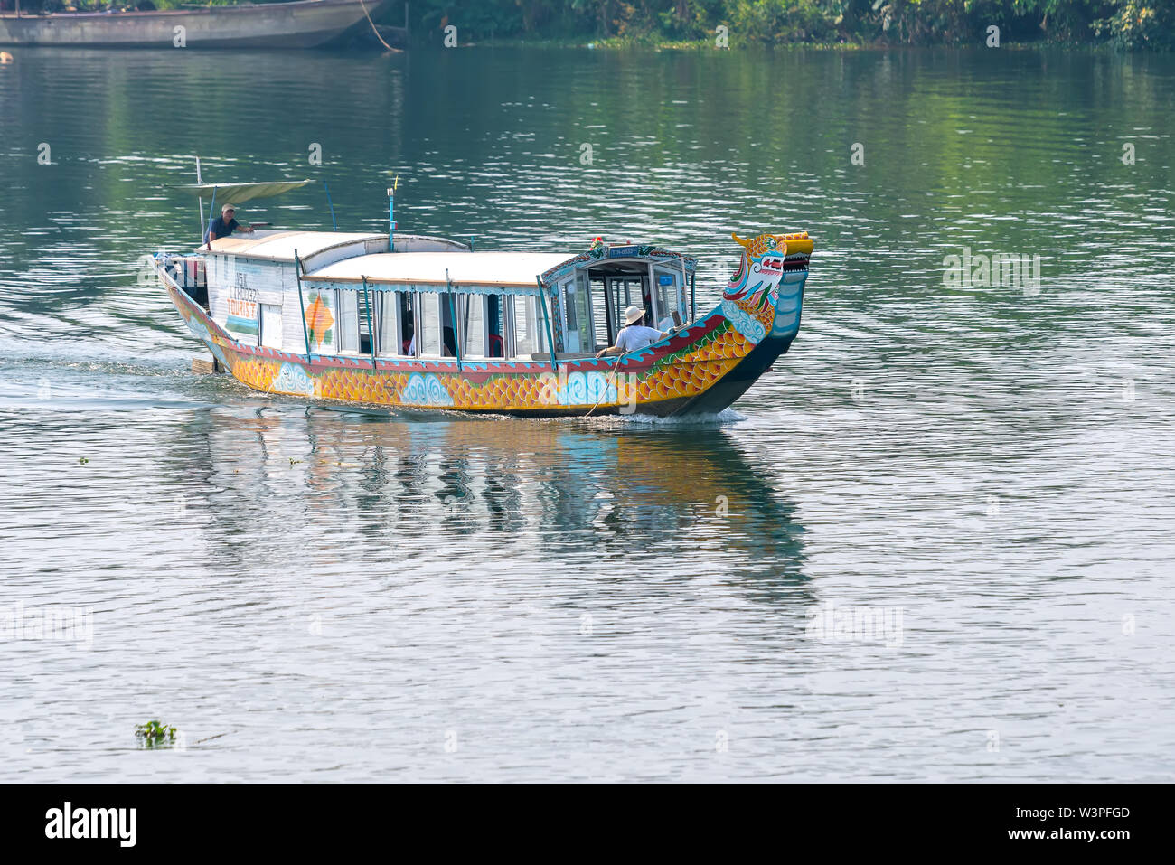 Crucero barco solitario en el río Perfume. Este es el medios pacíficos de las vías navegables en la ciudad imperial de Hué, Vietnam Fotografía de stock -