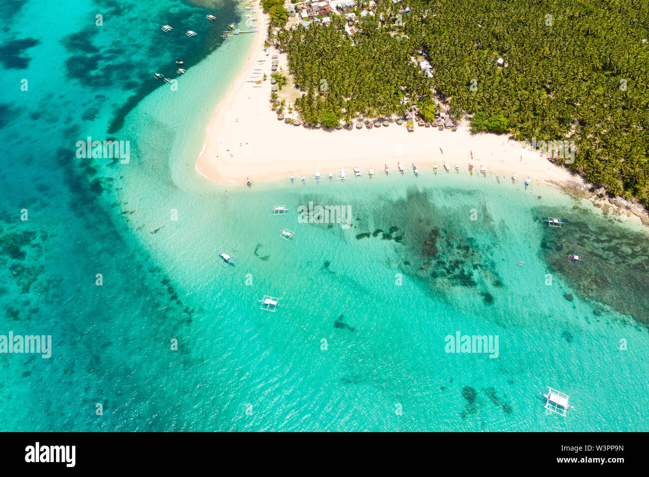 Hermosa isla tropical en clima soleado, vista desde arriba. Daco isla, Filipinas. Playa de arena blanca y turquesa Laguna. Foto de stock