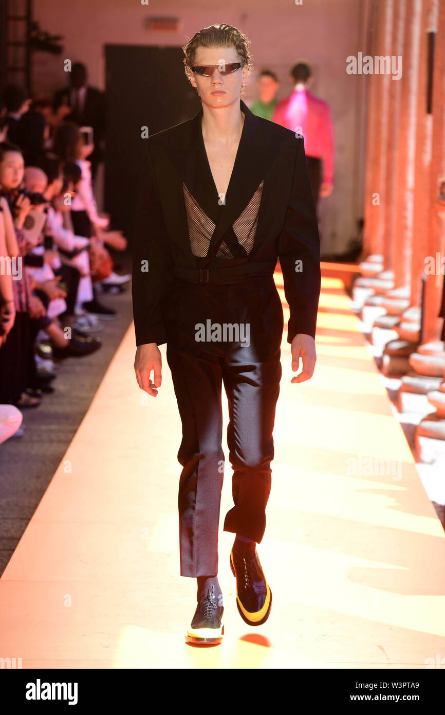 La de la moda de Milán moda masculina Primavera/Verano 2020: Les Hommes - Catwalk modelo donde: Milán, Lombardía, cuando: 16 de junio de 2019 Crédito: IPA/WENN.com **Sólo disponible para