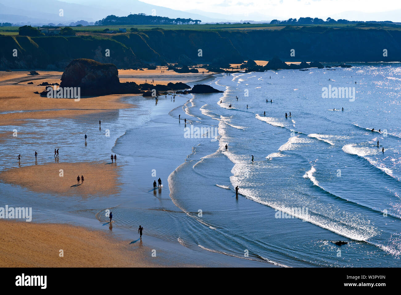 En verano los turistas disfrutan día de playa Foto de stock