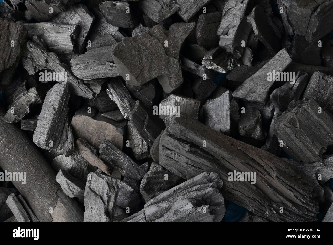 Carbón vegetal para barbacoas, trozos gruesos. Alemania Foto de stock