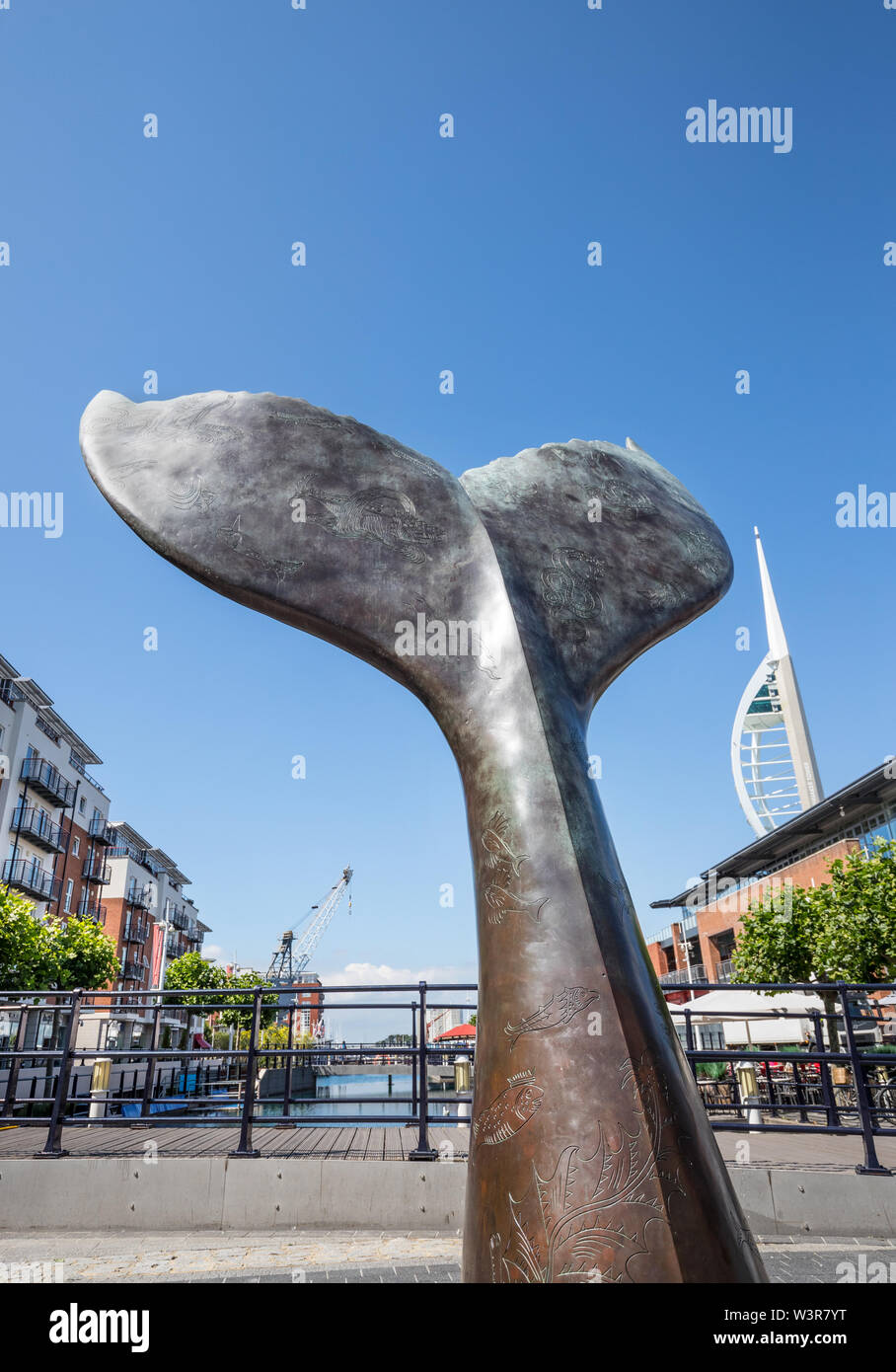 La Whale's Tail escultura del artista Richard Farrington de Gunwharf Quays, Portsmouth, Hampshire, Reino Unido Foto de stock