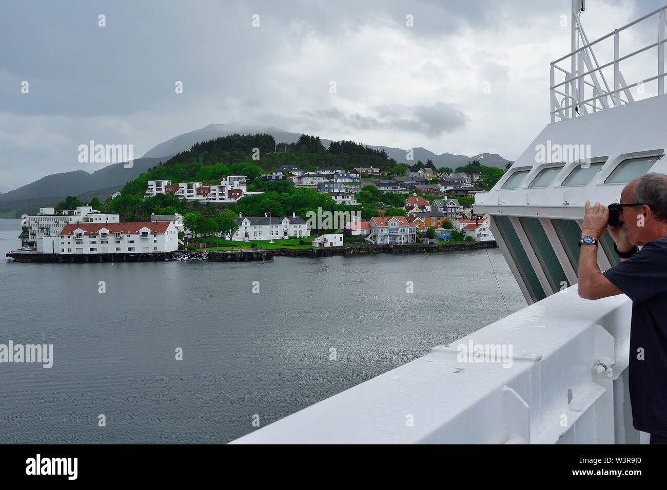 Paisaje poblado Kristiansund vom Schiff Foto de stock
