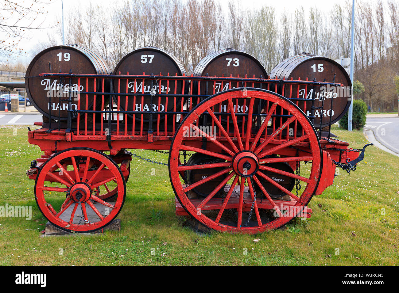 Caballos antiguo carro de madera utilizados para tranporting barriles de vino enfrente de Bodegas Muga, Haro, La Rioja, España Foto de stock
