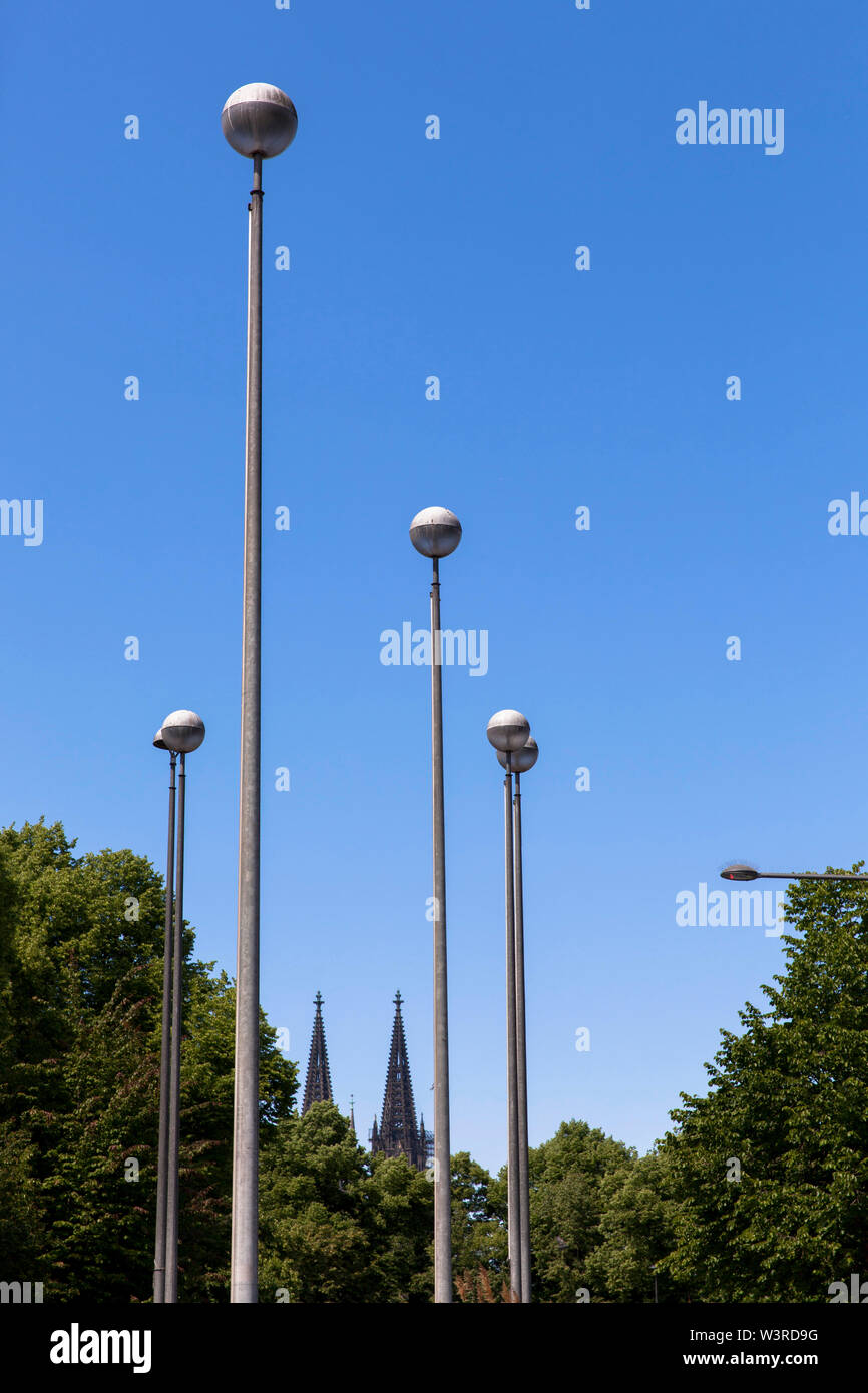 Las luces de la calle en el distrito Deutz, campanarios de la catedral de Colonia, Alemania. En Deutz, Tuerme Strassenlaternen des Doms, Koeln, Deutschland. Foto de stock