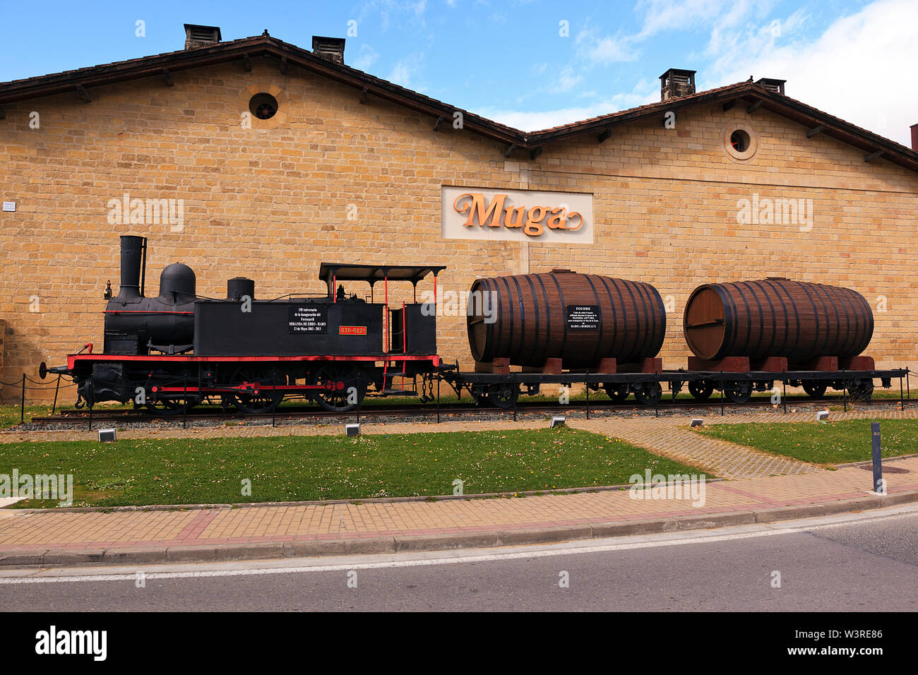 Réplica de un tren de vapor con motivo de la celebración de los 150 años (1863-2013), desde la inauguración de la línea férrea entre Miranda de Ebro y Haro, Bodegas Muga, S Foto de stock