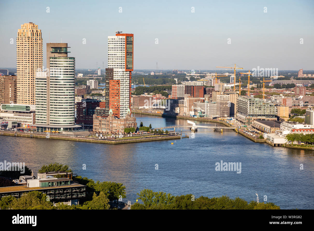 Vista aérea de la ciudad de Rotterdam. Paisaje y río Maas, día soleado de verano, vista desde la torre Euromast, Países Bajos Foto de stock