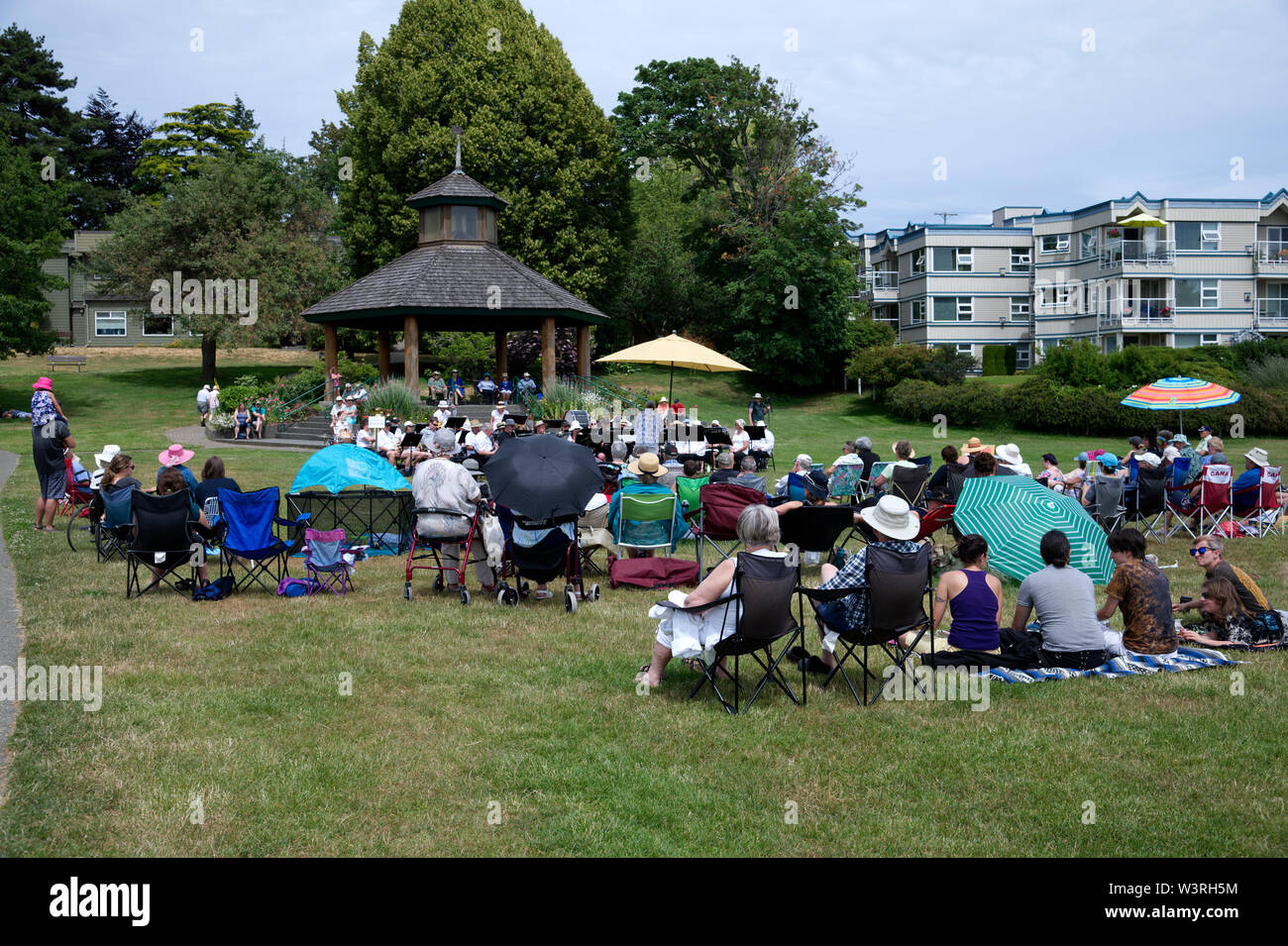 La gente disfruta de un concierto en Comox, Vancouver Island, B.C Canadá. Foto de stock