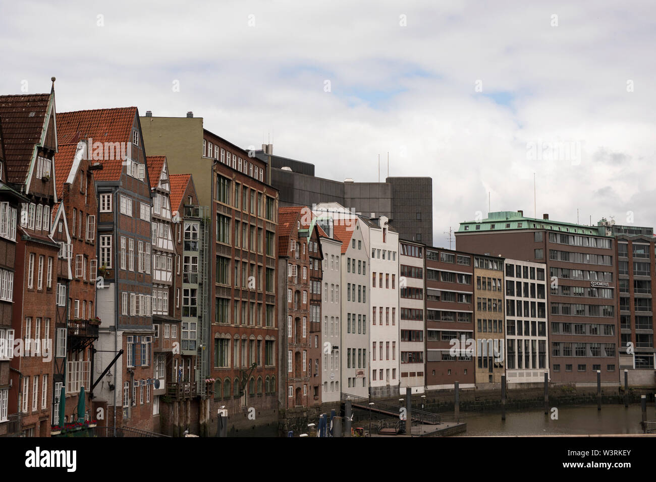 Edificios históricos en Deichstrasse en el Nikolaifleet en Hamburgo, Alemania. Deichstrasse es la calle más antigua que queda en Altstadt. Foto de stock