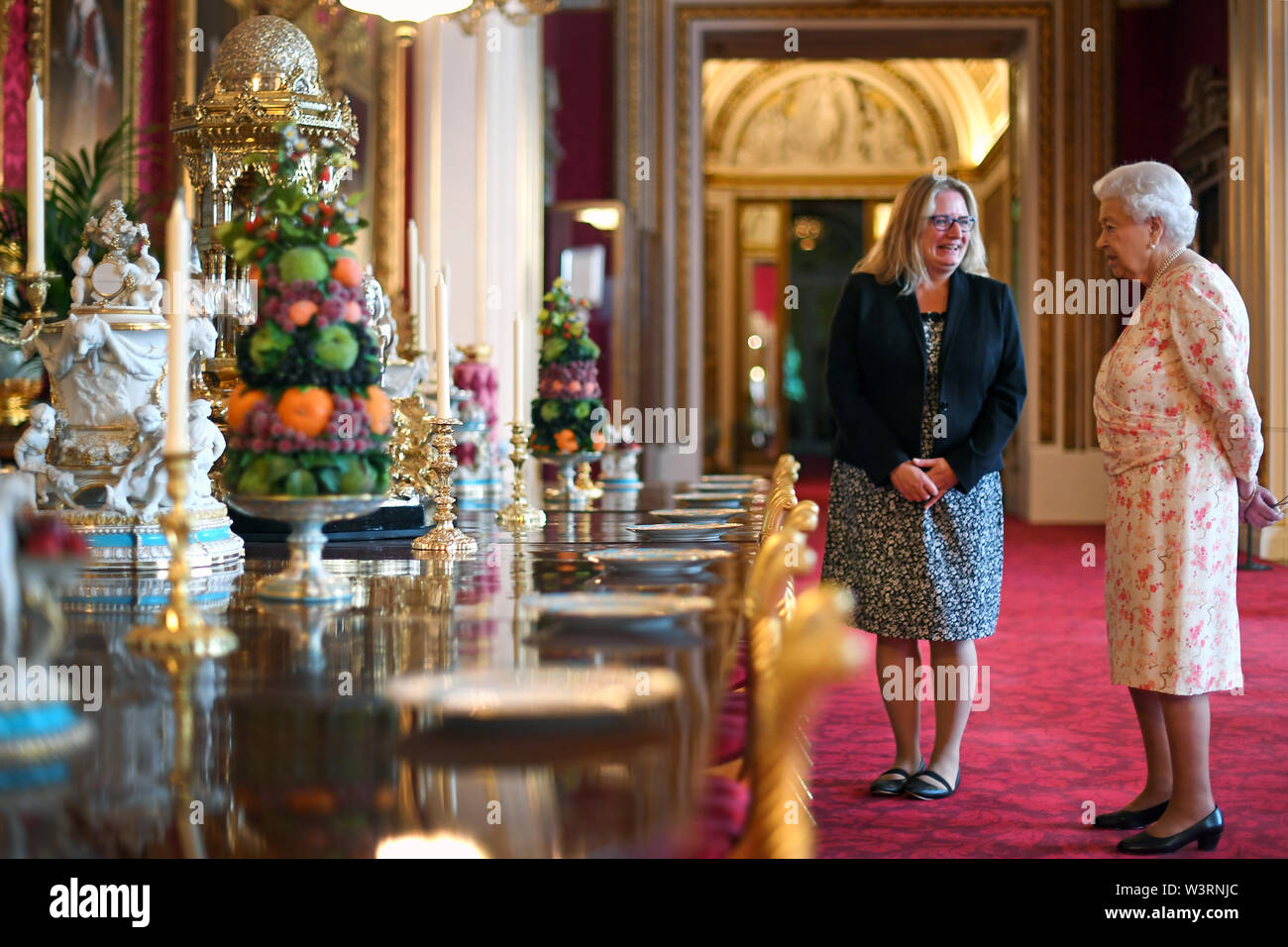 La reina Isabel II examina una recreación de la 'Victoria' postre de patrón  en el estado del servicio de comedor, como parte de la exposición para  conmemorar el 200º aniversario del nacimiento