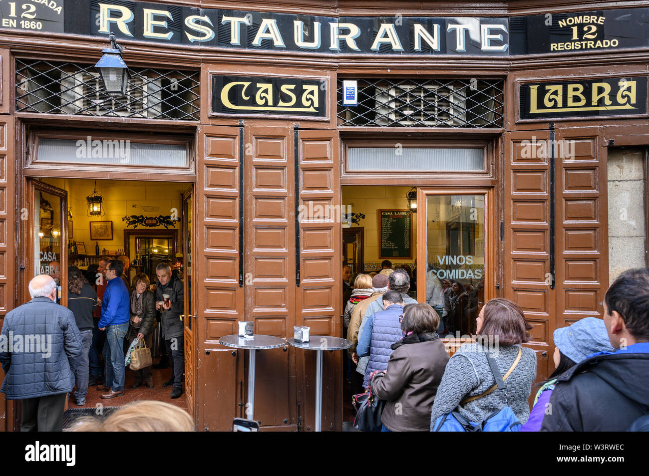 La gente queing para entrar en Casa Labra un famoso bar / taberna antigua  especialidad en bacalao y otras tapas, cerca de la Puerta del Sol, en el  centro de Madrid Fotografía