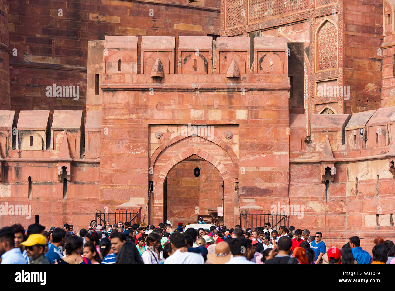 Agra - FEBRERO 28: Arquitectura India del fuerte Rojo en Agra el 28 de febrero. 2018 en la India Foto de stock