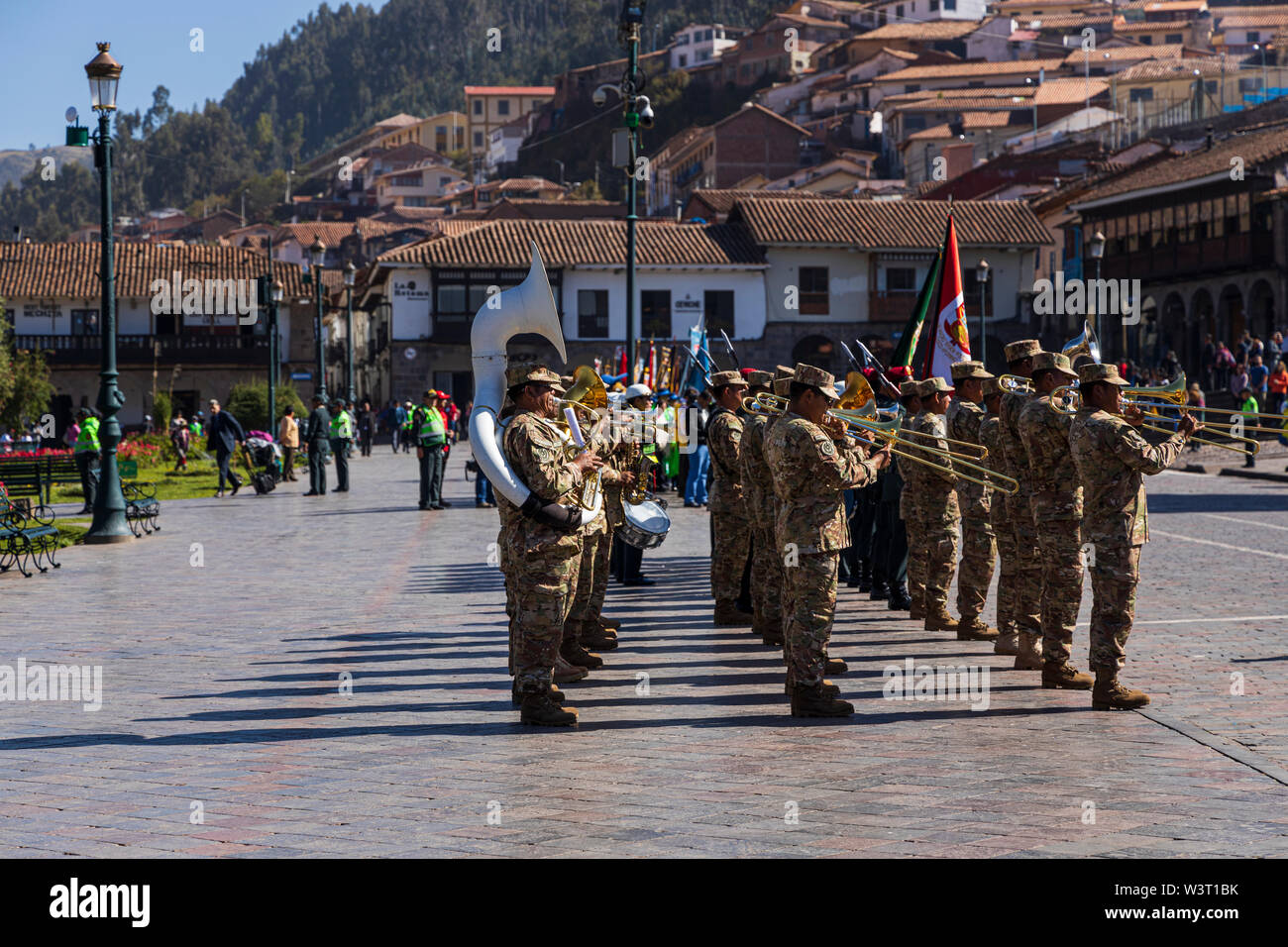 Banda militar en un desfile en la Plaza de Armas, La Plaza de Armas en Cusco, Perú, América del Sur Foto de stock