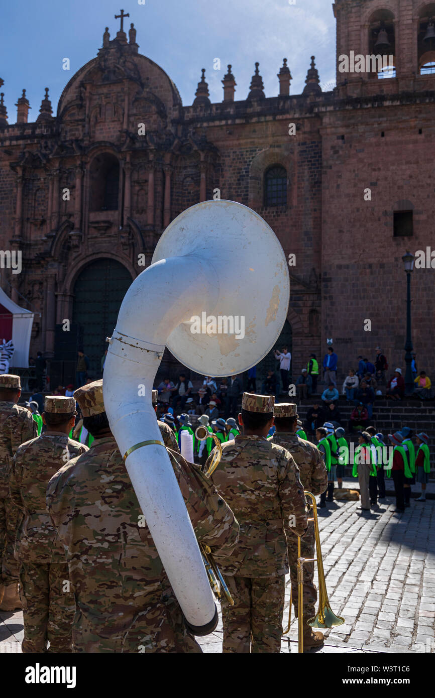 Tuba blanca en la banda militar en un desfile en la Plaza de Armas, La Plaza de Armas en Cusco, Perú, América del Sur Foto de stock