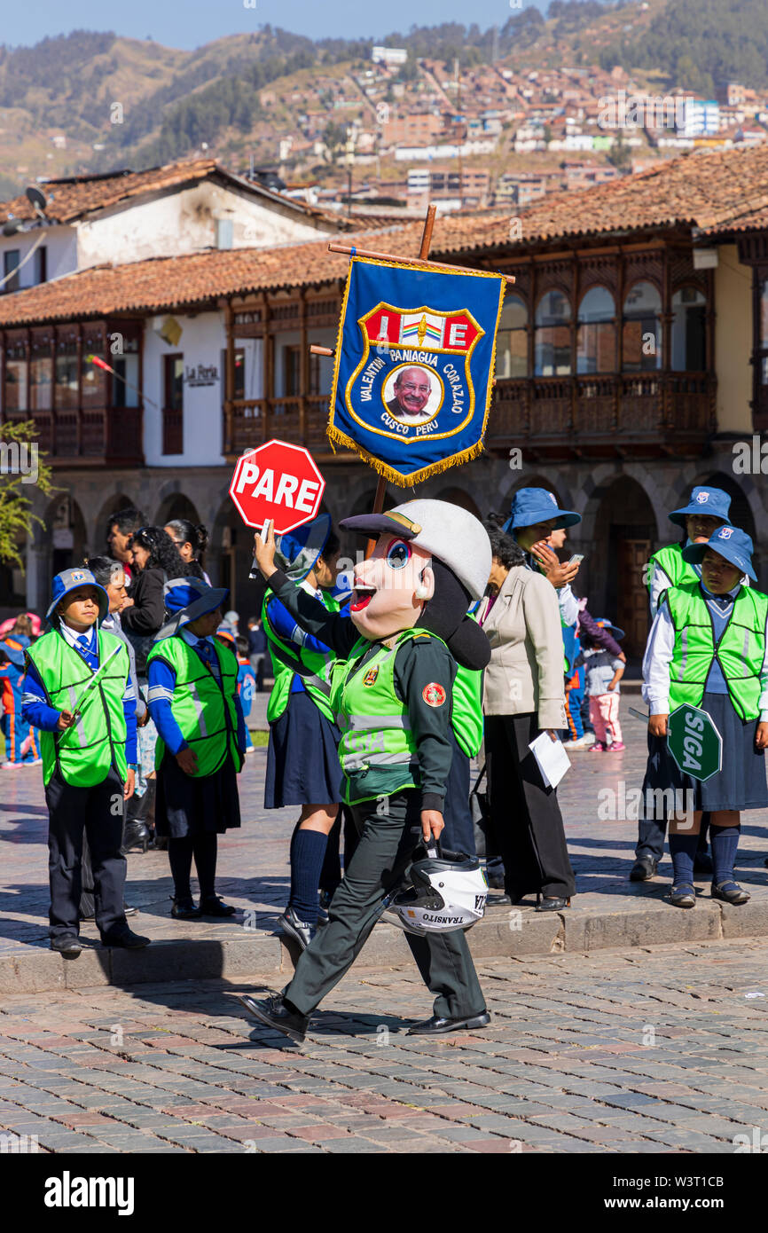Ejercicios con personajes de dibujos animados para demostrar la seguridad vial a los escolares en Cusco, Perú, América del Sur Foto de stock
