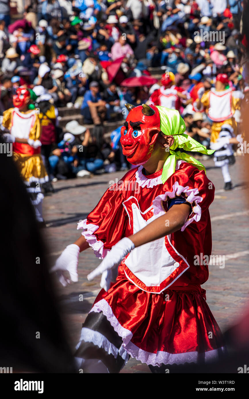 Bailarina de cara roja máscara en una procesión en Cusco, Perú, América del Sur Foto de stock