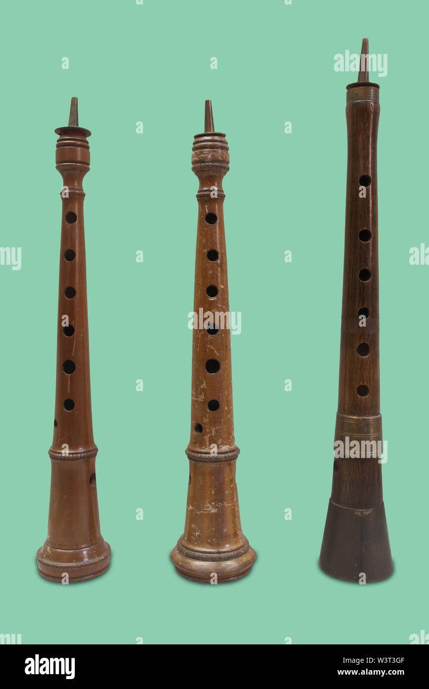 Instrumentos musicales dulzainas tradicional español. Aislado Fotografía de  stock - Alamy