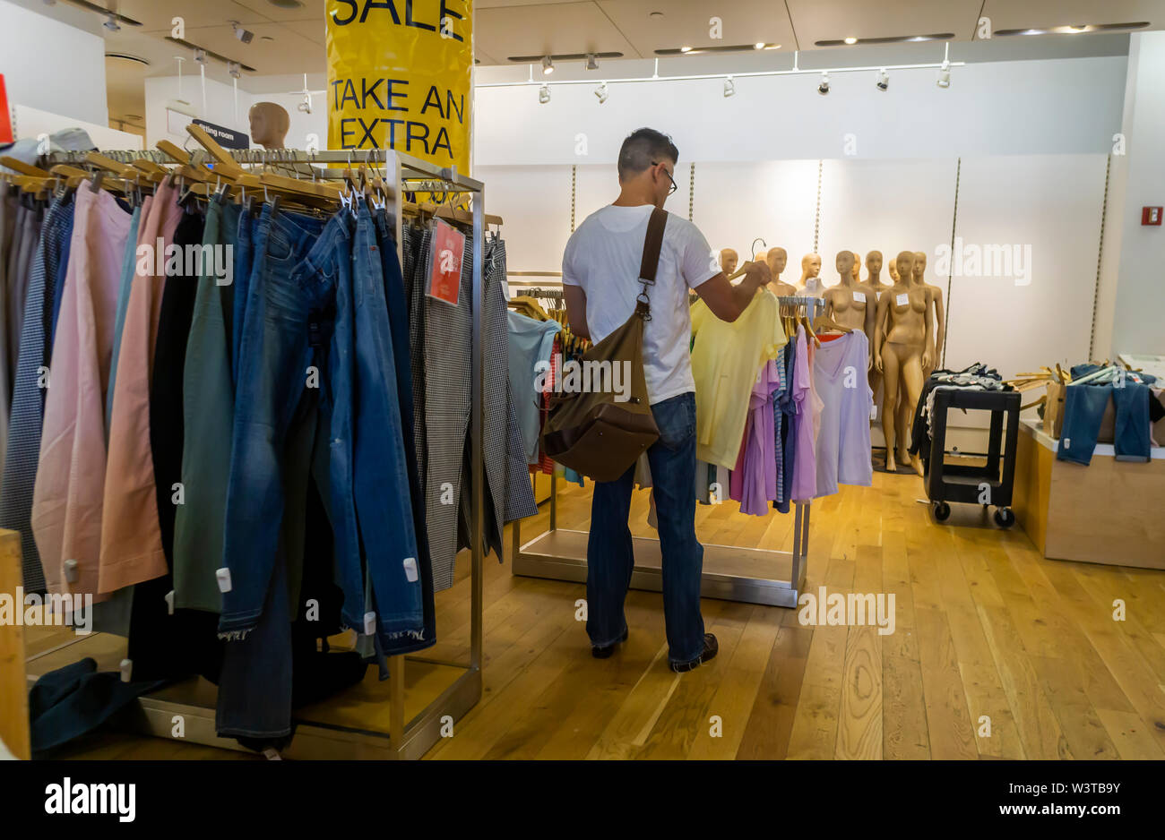 Los clientes buscan gangas en la pronto-a-ser-cierre de brecha tienda en el  barrio de Chelsea, en Nueva York, el viernes, 12 de julio de 2019. La  tienda minorista de ropa ya ha