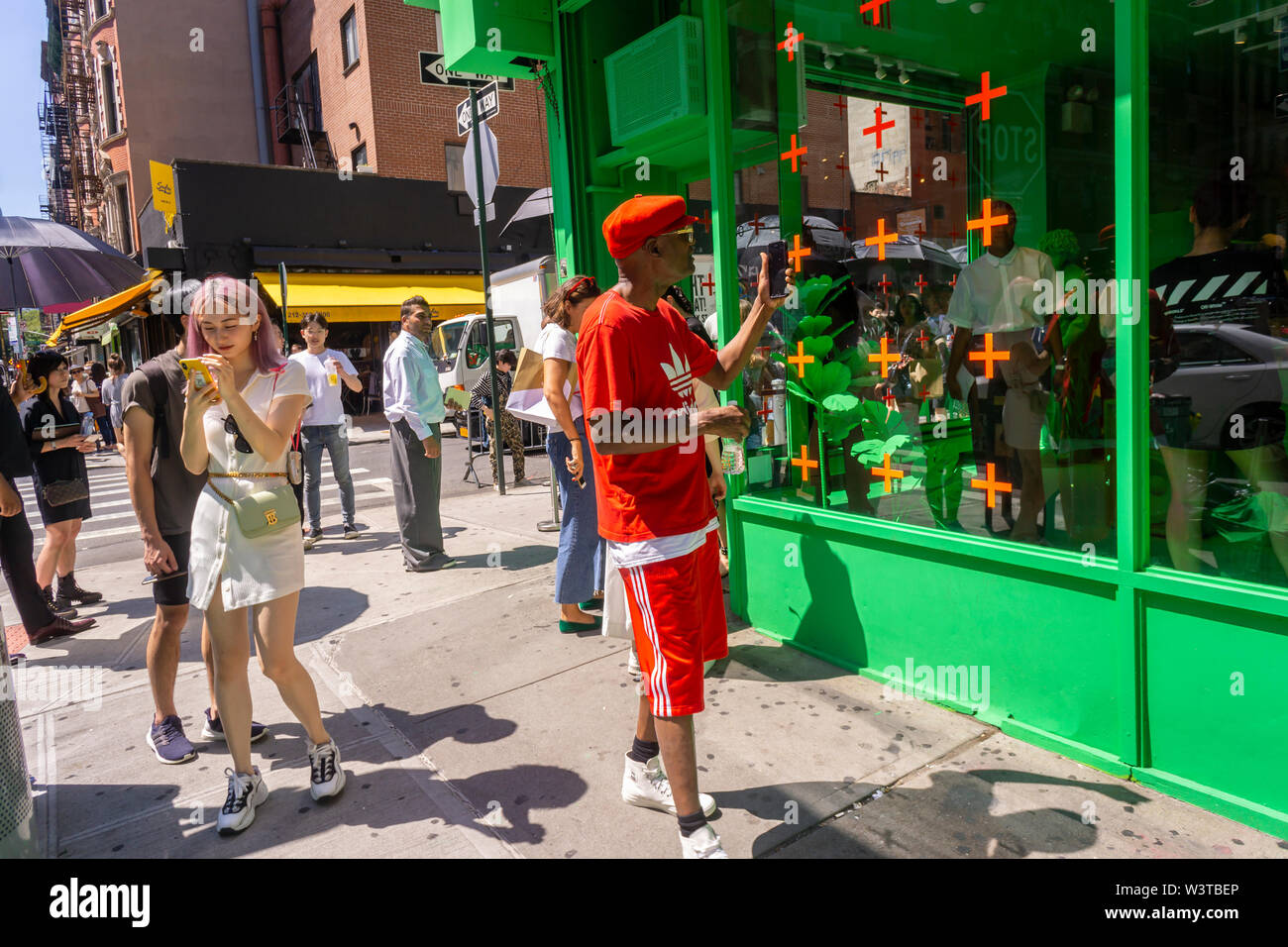 Louis Vuitton Sign New York Fotos e Imágenes de stock - Alamy