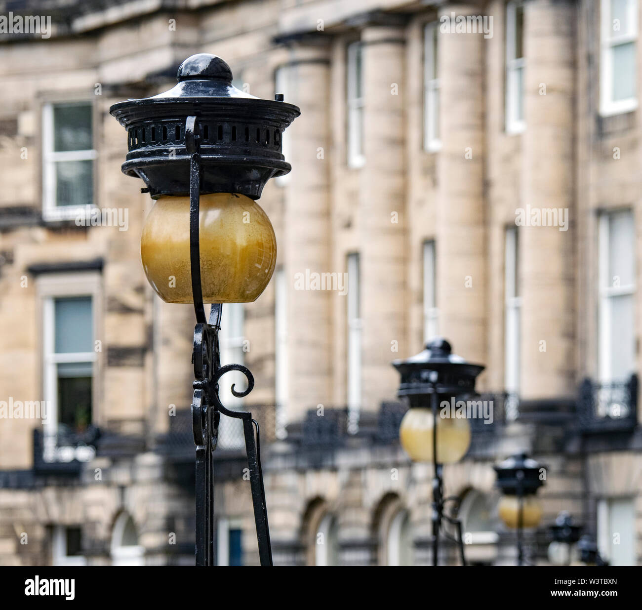 Una lámpara de la calle en lugar de Moray, la Ciudad Nueva de Edimburgo, Escocia. Foto de stock