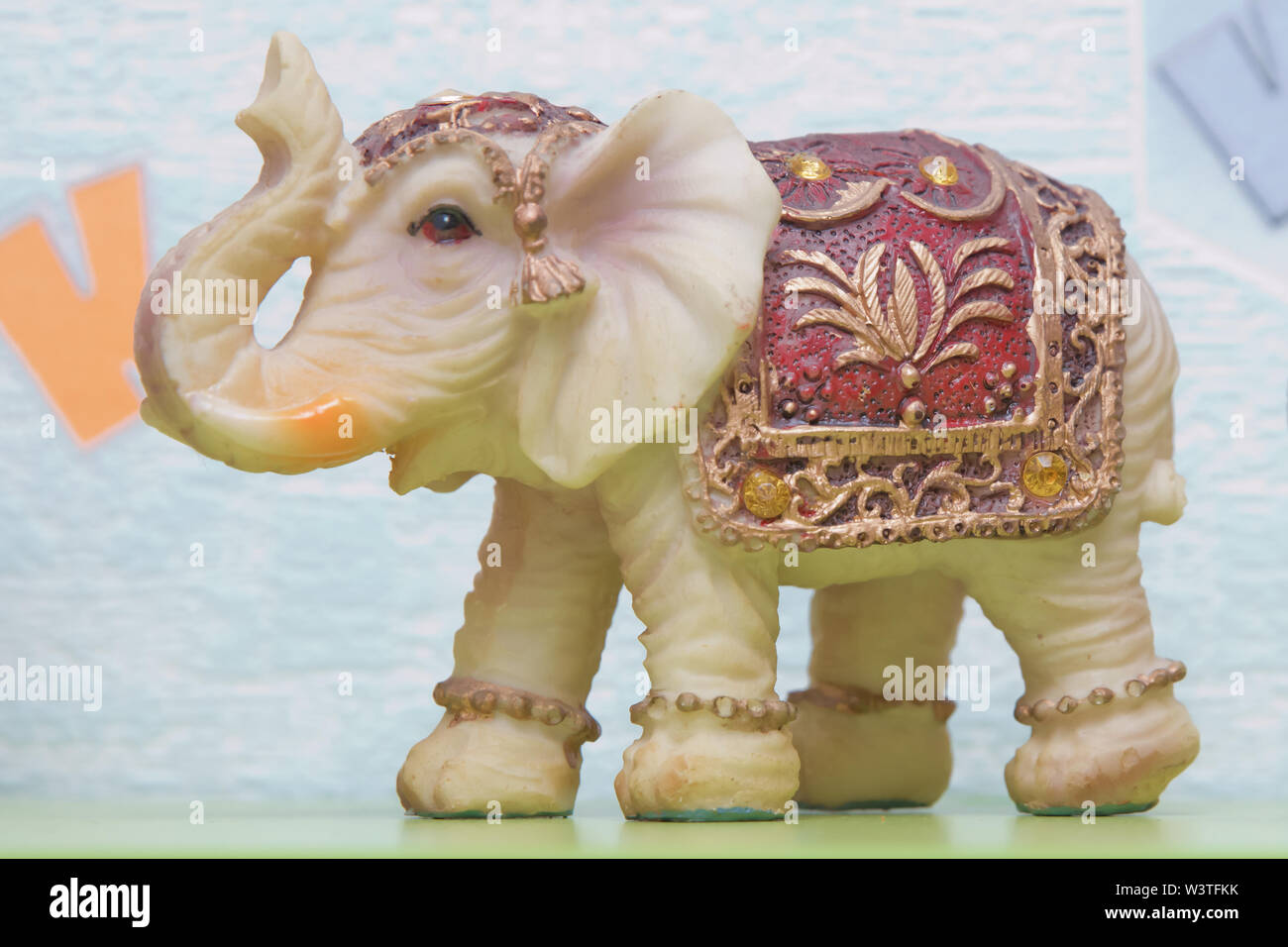 https www alamy es hermoso recuerdo de elefantes que se vendieron en el zoco de baku azerbaiyan emiratos decorado elefante utilizados generalmente en la cultura india utilizado como un souven image260538647 html