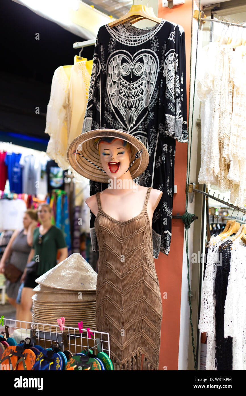Moler Dalset Mucho Riendo en un maniquí femenino tienda de ropa de la mujer Fotografía de  stock - Alamy