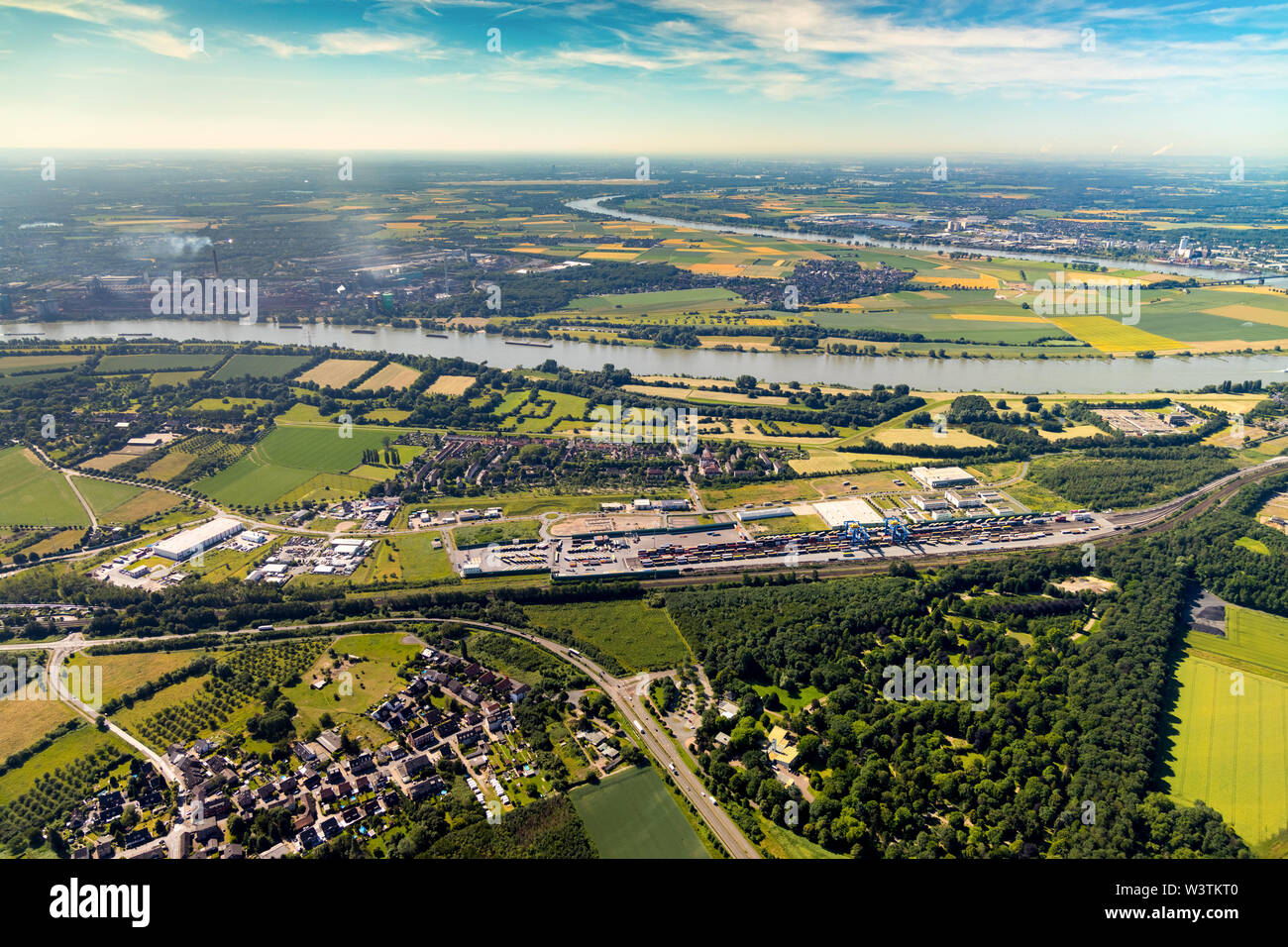 Fotografía aérea de la ubicación logística Hohenbudberg Logport Hohenbudberg Logport III, perteneciente al puerto de Duisburg, en Duisburg-Hoh Duisport Foto de stock