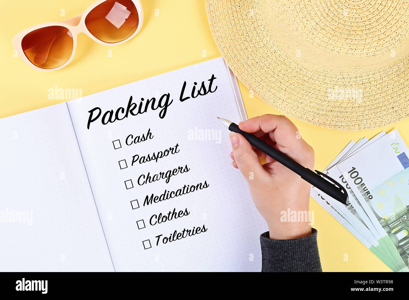 Lista de embalaje para unas vacaciones de verano en una hoja de cuaderno.  Concepto de viaje de vacaciones Fotografía de stock - Alamy