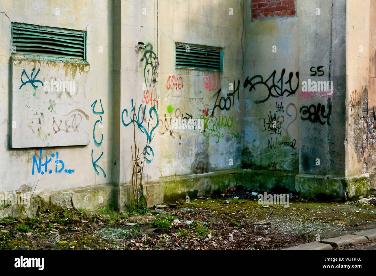 Rejillas de ventilación y graffiti en un edificio de fábrica abandonado  (ahora demolido) en el sol brillante en Sheffield, Reino Unido Fotografía  de stock - Alamy